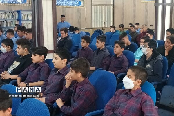 تجلیل از دانش‌آموزان برتر قرآنی دبیرستان شهید کلهر شهریار