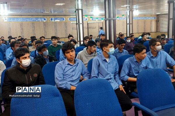 تجلیل از دانش‌آموزان برتر قرآنی دبیرستان شهید کلهر شهریار
