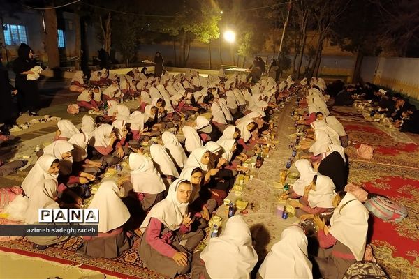 ضیافت افطاری دانش‌آموزان روزه اولی مدرسه حضرت زینب(س) شهرستان خاتم