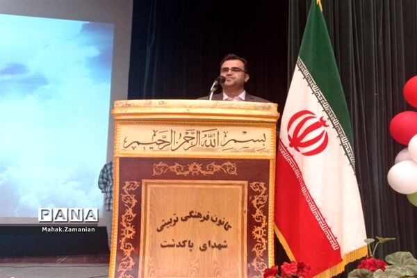 تقدیر از دانش‌آموزان برتر مدرسه شهید مجید پازوکی
