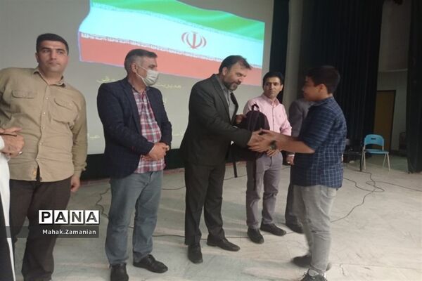 تقدیر از دانش‌آموزان برتر مدرسه شهید مجید پازوکی