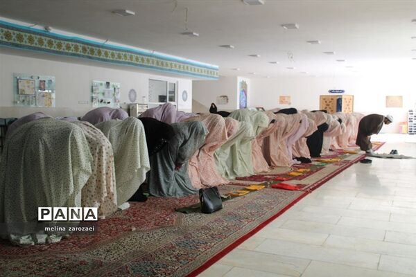 محفل انس با قرآن کریم با حضور برگزیدگان قرآنی دختر مدارس متوسطه ناحیه ۵
