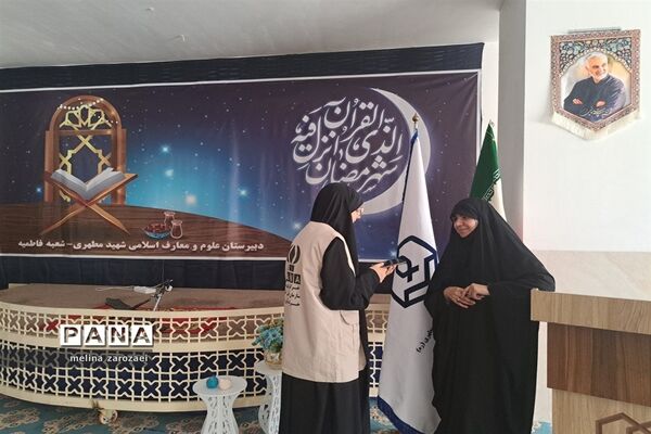 محفل انس با قرآن کریم با حضور برگزیدگان قرآنی دختر مدارس متوسطه ناحیه ۵
