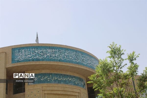 محفل انس با قرآن کریم با حضور برگزیدگان قرآنی دختر مدارس متوسطه ناحیه ۵