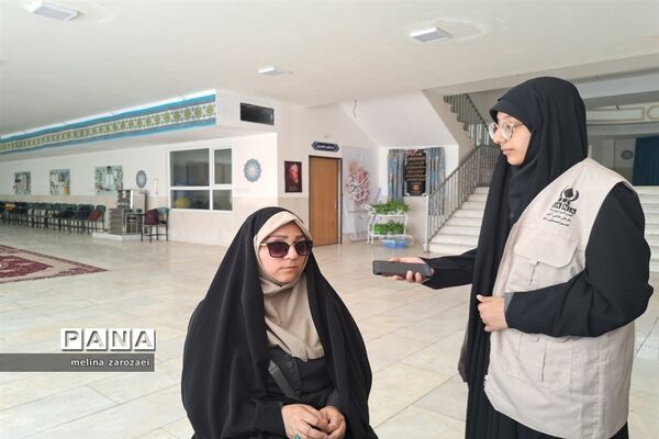 محفل انس با قرآن کریم با حضور برگزیدگان قرآنی دختر مدارس متوسطه ناحیه ۵