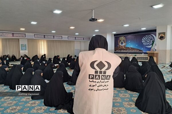 محفل انس با قرآن کریم با حضور برگزیدگان قرآنی دختر مدارس متوسطه ناحیه ۵