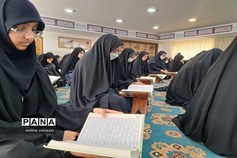 محفل انس با قرآن کریم با حضور برگزیدگان قرآنی دختر مدارس متوسطه ناحیه ۵
