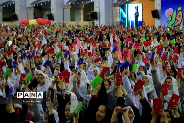 اجتماع بزرگ ۱۰ هزار دانش‌آموز دختر روزه اولی  در تبریز-۱