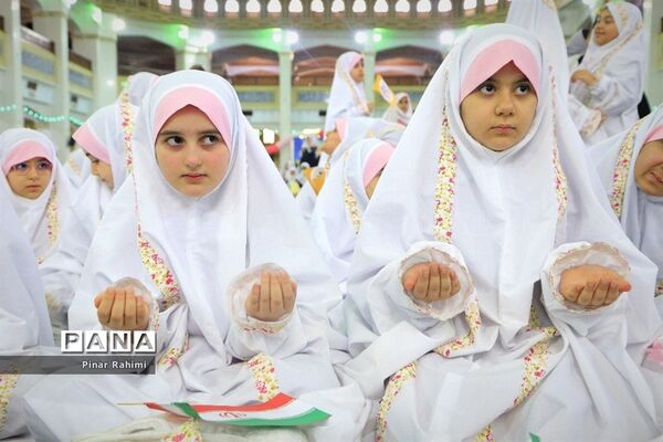 اجتماع بزرگ ۱۰ هزار دانش‌آموز دختر روزه اولی  در تبریز-۱