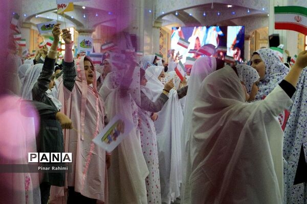 اجتماع بزرگ ۱۰ هزار دانش‌آموز دختر روزه اولی  در تبریز-۱