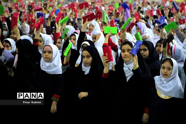 اجتماع بزرگ ۱۰ هزار دانش‌آموز دختر روزه اولی  در تبریز-۱
