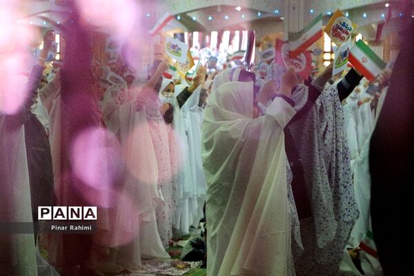 اجتماع بزرگ ۱۰ هزار دانش‌آموز دختر روزه اولی  در تبریز-۱