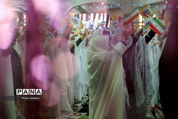 اجتماع بزرگ ۱۰ هزار دانش‌آموز دختر روزه اولی  در تبریز-۱