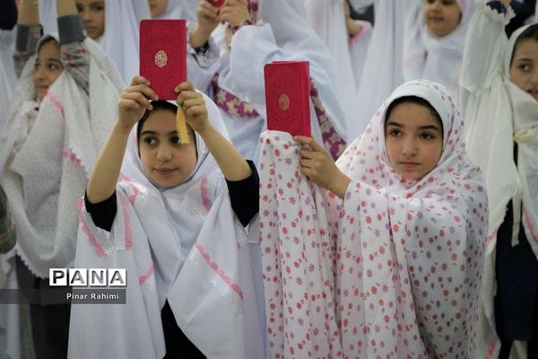 اجتماع بزرگ ۱۰ هزار دانش‌آموز دختر روزه اولی  در تبریز-۱