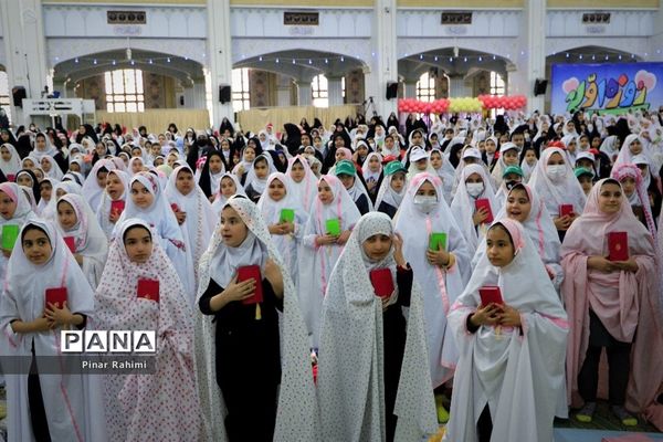 اجتماع بزرگ ۱۰ هزار دانش‌آموز دختر روزه اولی  در تبریز-۱