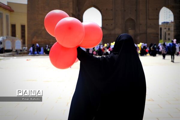 اجتماع بزرگ ۱۰ هزار دانش‌آموز دختر روزه اولی  در تبریز-۱