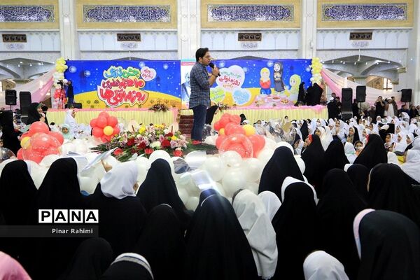 اجتماع بزرگ ۱۰ هزار دانش‌آموز دختر روزه اولی  در تبریز-۱