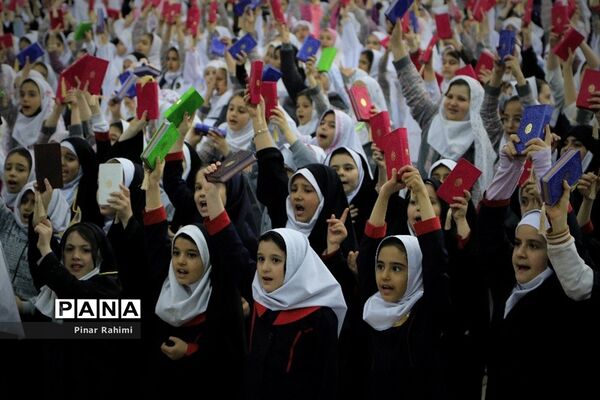 اجتماع بزرگ ۱۰ هزار دانش‌آموز دختر روزه اولی  در تبریز-۱
