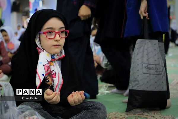 اجتماع بزرگ ۱۰ هزار دانش‌آموز دختر روزه اولی  در تبریز-۱