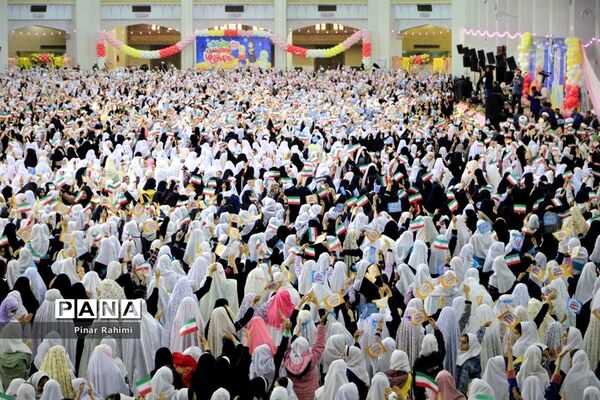اجتماع بزرگ ۱۰ هزار دانش‌آموز دختر روزه اولی  در تبریز-۱