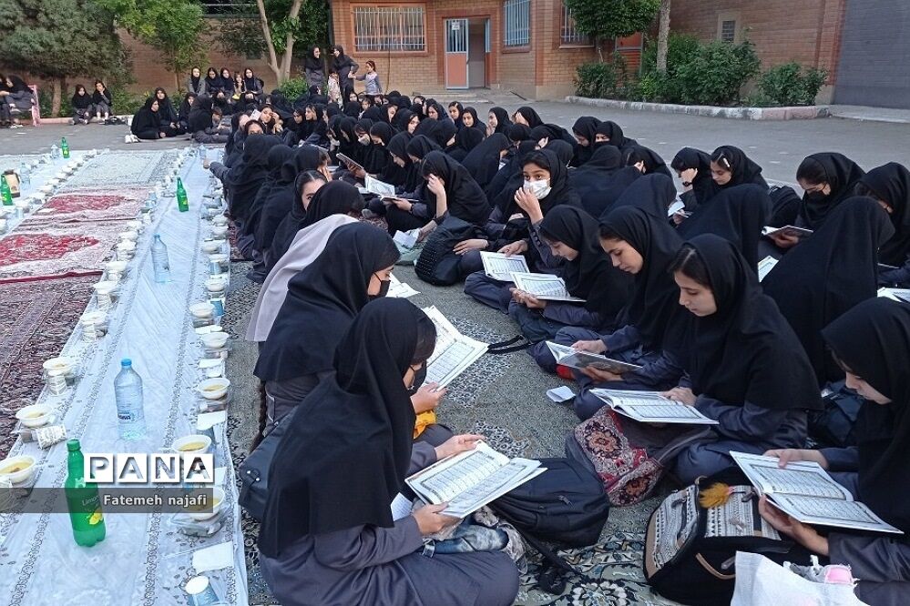 برگزاری افطاری دانش‌آموزی دبیرستان آیت‌الله ‌خامنه‌ای در بهارستان 2