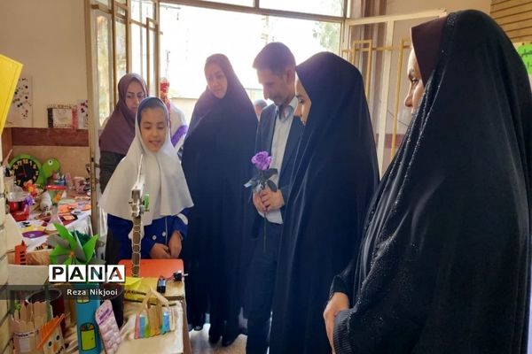 بازدید مسئولان از نمایشگاه طرح جابربن‌حیان ناحیه یک بهارستان