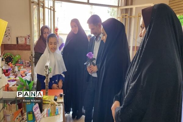 بازدید مسئولان از نمایشگاه طرح جابربن‌حیان ناحیه یک بهارستان