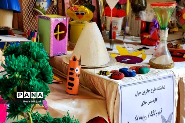 بازدید مسئولان از نمایشگاه طرح جابربن‌حیان ناحیه یک بهارستان