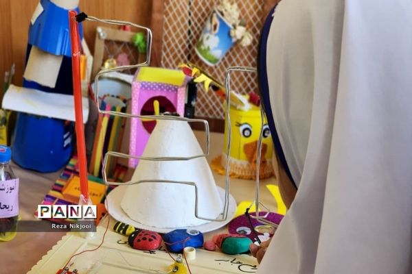 بازدید مسئولان از نمایشگاه طرح جابربن‌حیان ناحیه یک بهارستان