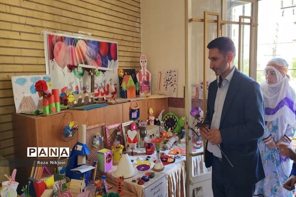 بازدید مسئولان از نمایشگاه طرح جابربن‌حیان ناحیه یک بهارستان