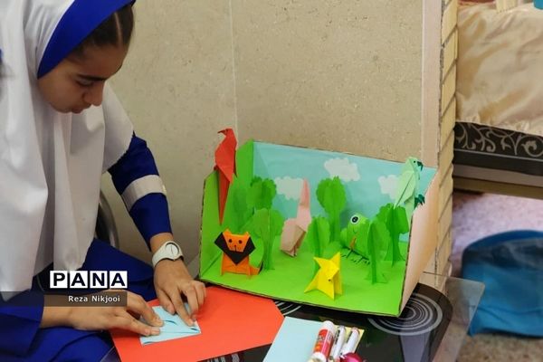 بازدید مسئولان از نمایشگاه طرح جابربن‌حیان ناحیه یک بهارستان