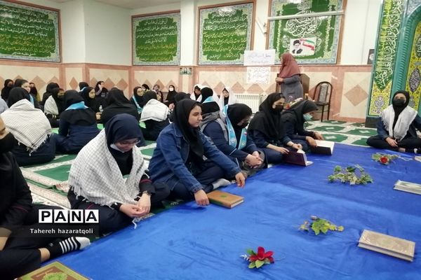 محفل انس با قرآن در دبیرستان نبوت دوره دوم صفادشت و سارا