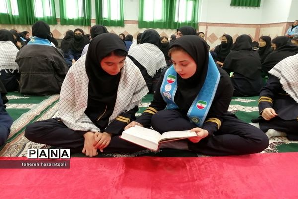 محفل انس با قرآن در دبیرستان نبوت دوره دوم صفادشت و سارا