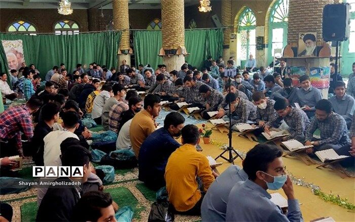 مراسم محفل انس با قرآن کریم در مصلی نماز جمعه شهرستان قرچک/ فیلم