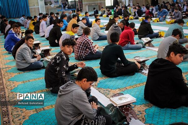 محفل دانش‌آموزی انس با قرآن در ارومیه