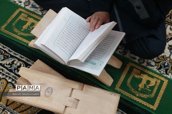 محفل انس با قرآن در دبیرستان شاهد تقوا پیشگان