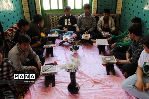 محفل انس با قرآن در امام‌زاده علی(ع) روستای جعفرآباد بخش جوادآباد