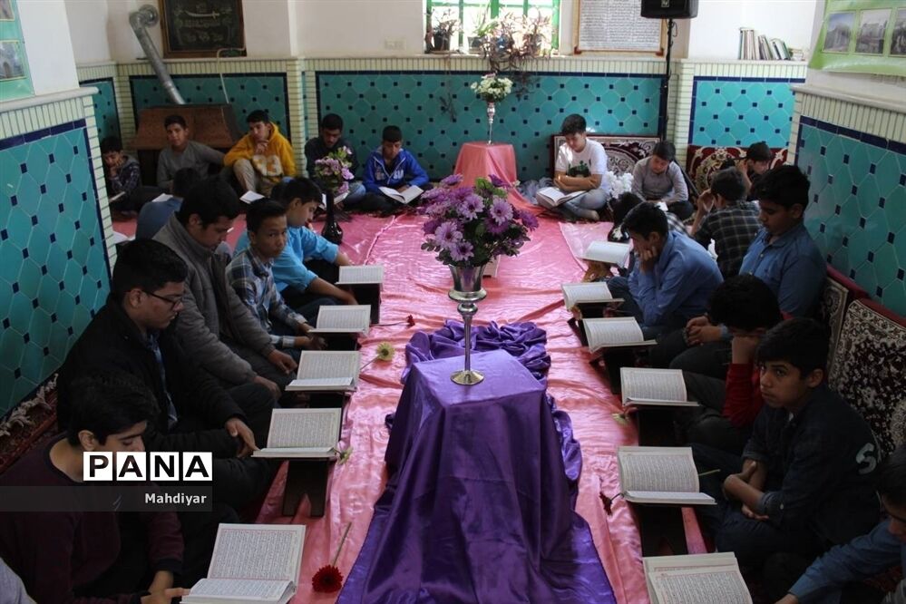 محفل انس با قرآن در امام‌زاده علی(ع) روستای جعفرآباد بخش جوادآباد