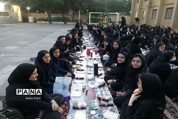 مراسم افطاری در دبیرستان شرف ناحیه 4 مشهد مقدس