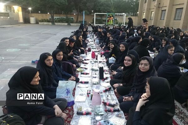 مراسم افطاری در دبیرستان شرف ناحیه 4 مشهد مقدس