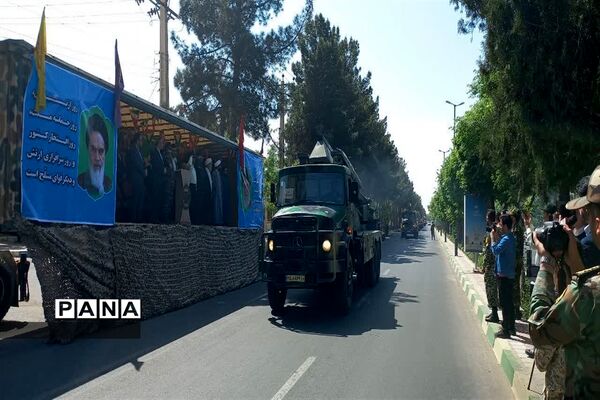 مراسم رژه نیروهای مسلح به مناسبت روز ارتش در شهرستان‌های آران و بیدگل و کاشان