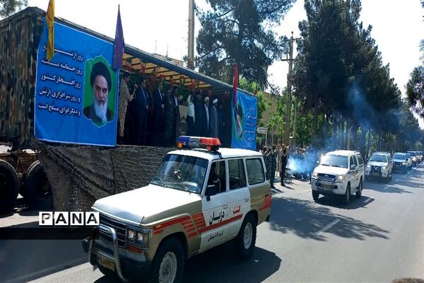 مراسم رژه نیروهای مسلح به مناسبت روز ارتش در شهرستان‌های آران و بیدگل و کاشان