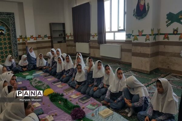 محفل انس با قرآن دبستان دخترانه اندیشه ناحیه یک یزد