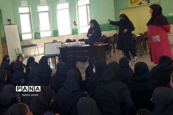 کارگاه آموزشی بهداشت و سلامت بلوغ ویژه دانش‌آموزان در مدرسه حضرت خدیجه(س) رودهن