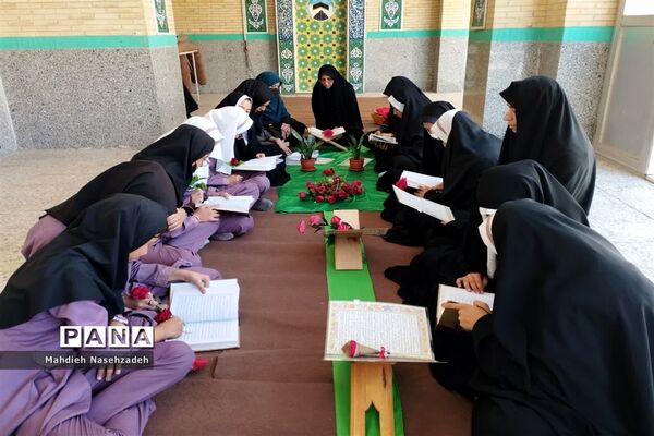 هدیه ای از جنس نور تقدیم به سردار دلها در محفل انس با قرآن دبستان حاج یدالله پسران یزد