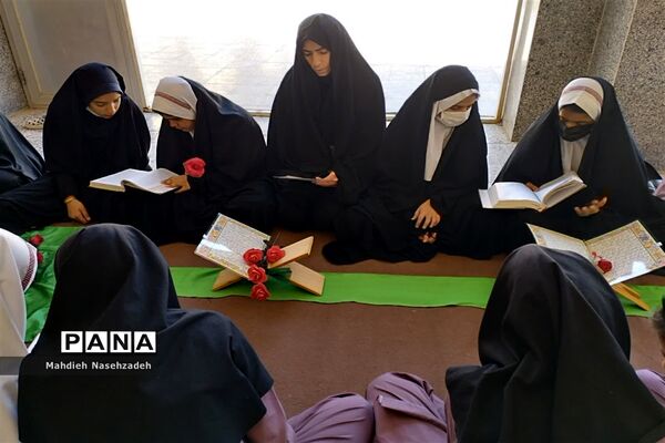 هدیه ای از جنس نور تقدیم به سردار دلها در محفل انس با قرآن دبستان حاج یدالله پسران یزد