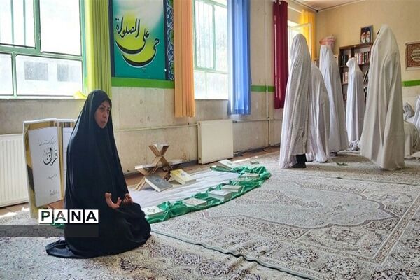 ویژه برنامه‌های دلنشین و پرمحتوا ویژه ماه مبارک رمضان در دبیرستان شرافت ساوجبلاغ