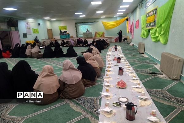 ضیافت افطار دانش‌آموزی در منطقه ۱۵