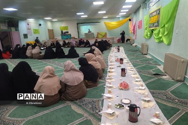 ضیافت افطار دانش‌آموزی در منطقه ۱۵