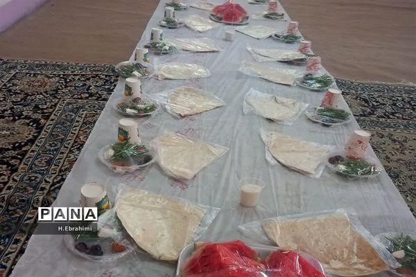 ضیافت افطار دانش‌آموزی در منطقه ۱۵